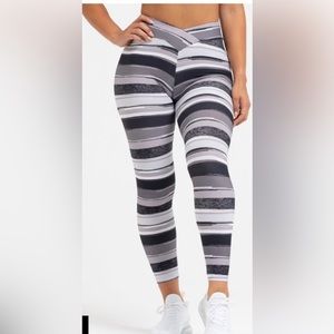 LiCi Fit Slate V-Cut Stretch Legging in size small